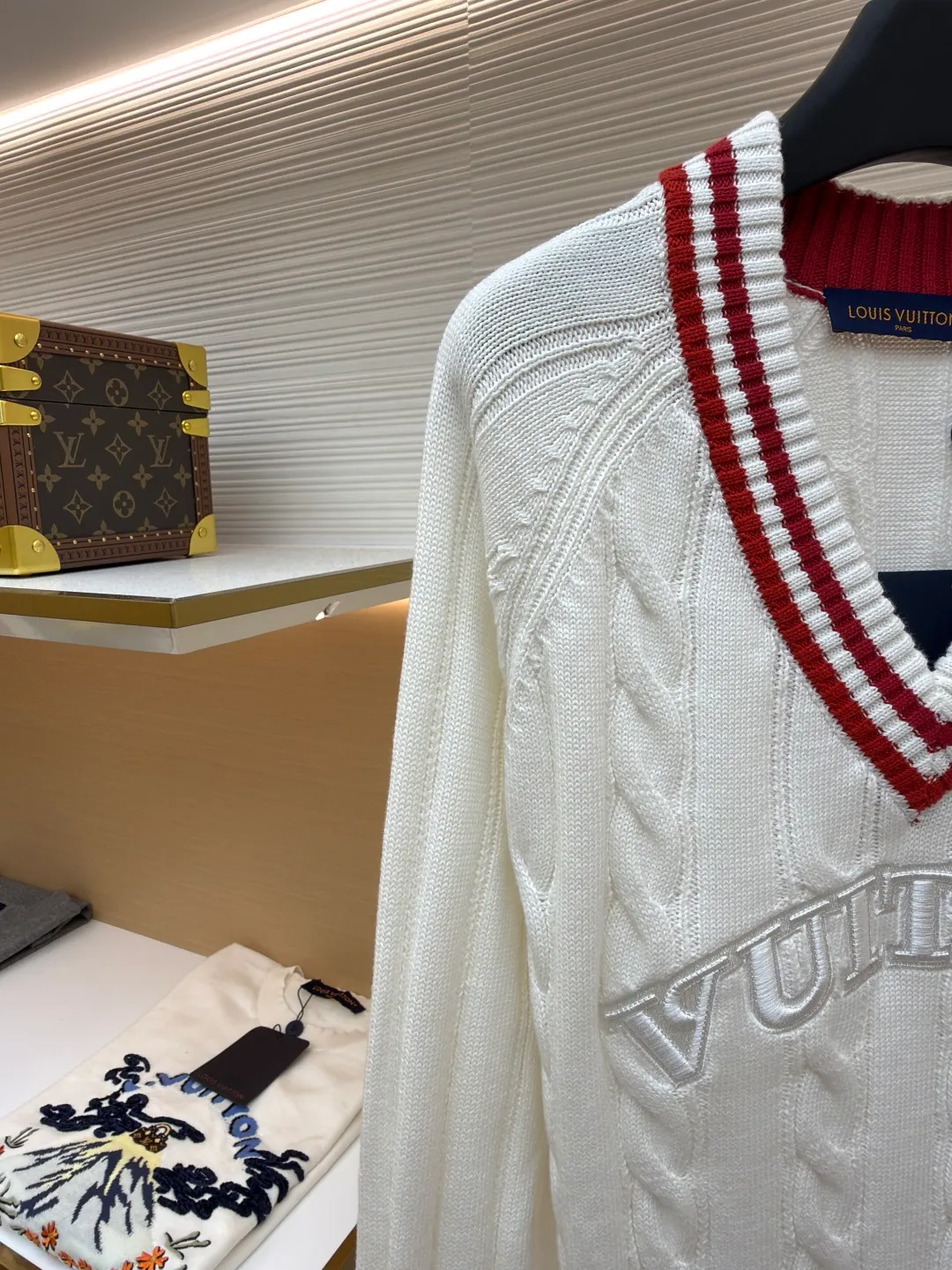 LOUIS VUITTON College-style V-neck sweater ●Original version: Purchased and developed for 17450 ●Item number: 1681148-C15 ●Fabric: wool blended fabric ●Technology: woven embroidery ●Version: Fitted version ●Weight: about 715 grams ●Size: S-M-L ●Description: College-style V-neck sweater White and red stripe design Chest letter embroidery Twist woven texture Pure cotton fabric comfortable and warm V-neck design slimming The red and white stripes are very preppy. The overall wiring is straight and delicate, the fabric is comfortable and soft, and the color is consistent without color difference. It can be matched with the same style to create a fashionable look and control various occasions. Customized accessories, complete with three standards, same style for men and women!